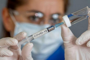 Κορονοϊός: Νέο εμβόλιο δοκιμάζεται σε ανθρώπους στη Βρετανία - Τι αποκαλύπτει εθελοντής