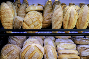 Θα πούμε το ψωμί... ψωμάκι: Νέες αυξήσεις «φωτιά» και σε σφολιάτες, σάντουιτς, αλλαντικά