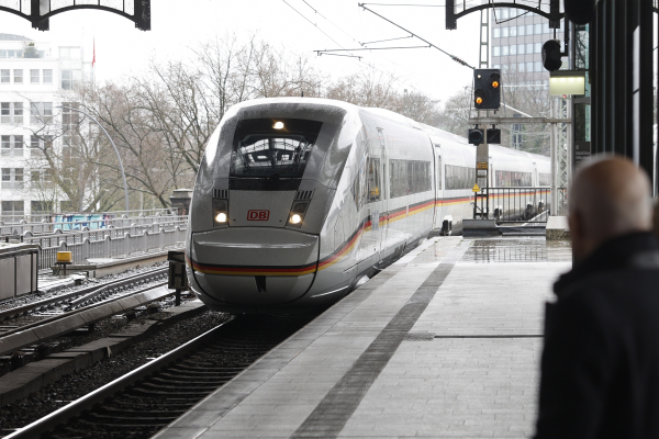 Εκτροχιάστηκαν δυο τρένα στην Ελβετία, λόγος για δεκάδες τραυματίες