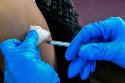 Κορονοϊός: Ποιοι δεν θα κάνουν 4η δόση, με ποια εμβόλια θα γίνεται