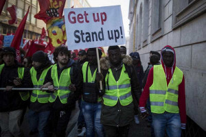 Ιταλία: «Κίτρινα γιλέκα» και στη Ρώμη - Χιλιάδες άνθρωποι στους δρόμους για τα δικαιώματα των μεταναστών