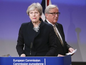 Γιούνκερ-Μέι για Brexit: Χωρίς τελική συμφωνία, αλλά με «σημαντική προσέγγιση»