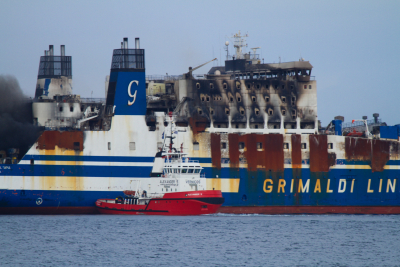 Φλεγόμενο πλοίο με αγνοούμενους: Τι απαντά η Grimaldi στις καταγγελίες των οδηγών