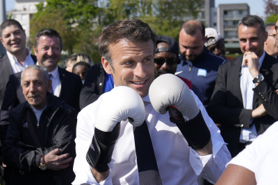 Ο Μακρόν με γάντια πυγμαχίας στέλνει μήνυμα ενόψει δεύτερου γύρου των γαλλικών εκλογών, «τίποτα δεν έχει κριθεί»