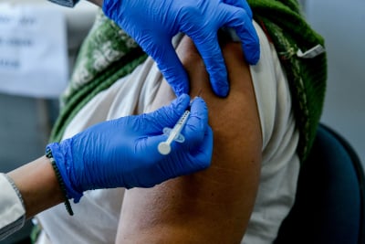 Κορονοϊός: Επικαιροποιημένα εμβόλια μόνο σε όσους έχουν ήδη «τσιμπηθεί» - Σε αποδρομή το κύμα του καλοκαιριού