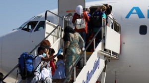 Ξεκίνησαν οι εθελοντικές επιστροφές μεταναστών από την Ελλάδα - Η πολυπληθέστερη πτήση των 134 ατόμων που έχει πραγματοποιηθεί στην Ευρώπη