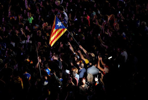 Καταλονία: Άμεσος έλεγχος και δίωξη κατά Πουτζντεμόν - Η διεθνής κοινότητα δεν αναγνωρίζει την ανεξαρτησία