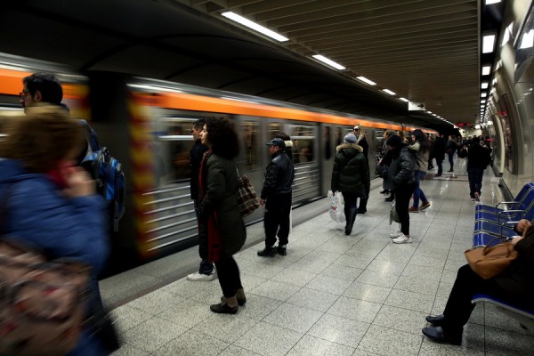 Επιβάτης παρασύρθηκε από συρμό του μετρό στο Αιγάλεω