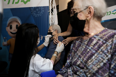 Ισραήλ: Χαμόγελα για τα αποτελέσματα της τρίτης δόσης του εμβολίου της Pfizer στους άνω των 60