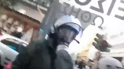 «Έκανα λάθος» λέει ο άνδρας των ΜΑΤ που έσπασε τη τζαμαρία καταστήματος στα Εξάρχεια (βίντεο)
