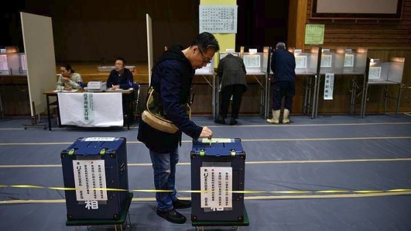 Ιαπωνία-Εκλογές: Ο κυβερνών συνασπισμός του πρωθυπουργού Άμπε φέρεται να εξασφαλίζει μεγάλη νίκη