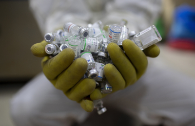 ΗΠΑ: Σύσταση επιτροπής να προτιμώνται τα εμβόλια των Pfizer και Moderna αντί αυτού της J&amp;J
