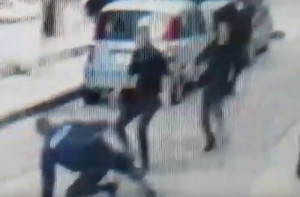 Βίντεο - ντοκουμέντο από τον ξυλοδαρμό αστυνομικού στο κέντρο της Θεσσαλονίκης (video)