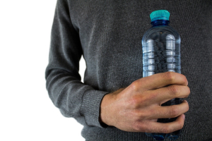 Γιατί πρέπει να προτιμούμε γυάλινο μπουκάλι για να πίνουμε νερό