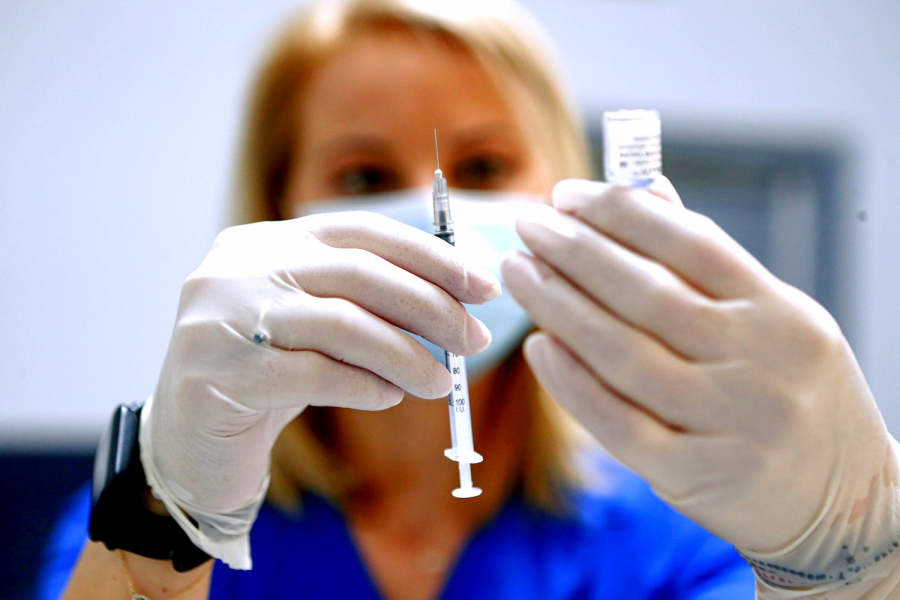 Μετάλλαξη Όμικρον: Μόνο μετά την τρίτη δόση εμβολίου μειώνεται το ιικό φορτίο