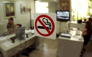 Αρχισαν οι αντικαπνιστικοί έλεγχοι και στα νοσοκομεία - Βρέθηκαν να καπνίζουν γιατροί και προσωπικό