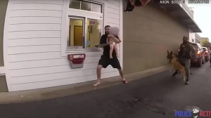 Βίντεο σοκ: Πατέρας άρπαξε το 1 έτους μωρό και το έβαλε ασπίδα για να μην συλληφθεί
