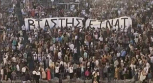 Μετά την Επίδαυρο και στο Κατράκειο το πανό «Βιαστής είναι» (εικόνα, βίντεο)