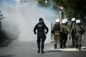 Κόντρα Κυβέρνησης – ΣΥΡΙΖΑ για τις αστυνομικές επιχειρήσεις στην ΑΣΟΕΕ