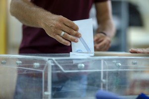 Παράθυρο ανοίγει η κυβέρνηση για την ψήφο των αποδήμων