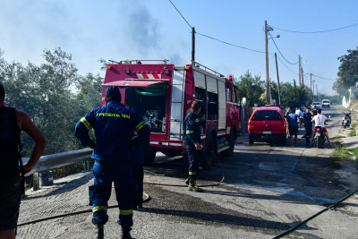 Δύσκολη φωτιά και στο Κρανίδι κοντά σε σπίτια - Επείγουσα διακομιδή πυροσβέστη με αναπνευστικό πρόβλημα