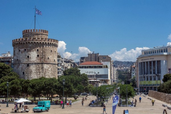 Διαμαρτυρία πολιτών για τα τραπεζοκαθίσματα στη Νέα Παραλία Θεσσαλονίκης