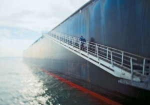 Πλοίο που φέρεται να μεταφέρει λαθραία τσιγάρα οδηγείται στο Ηράκλειο