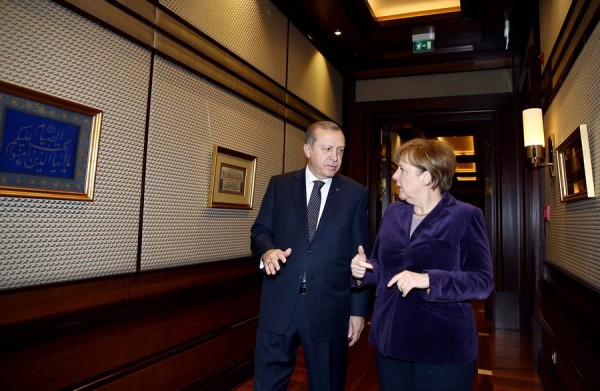 Μέρκελ: Η Γερμανία πρέπει να συνεχίσει να συνομιλεί με την Τουρκία