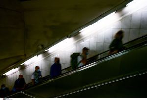 Καμπάνια κατά του σεξισμού στο μετρό: «Ο σεξισμός πληγώνει την κοινωνία. Αντιμετώπισέ τον στα ίσια»