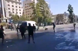 Συγκλονιστικό βίντεο - Χιλή: Όχημα της Αστυνομίας χτυπά και πετά διαδηλωτή στα 50 μέτρα