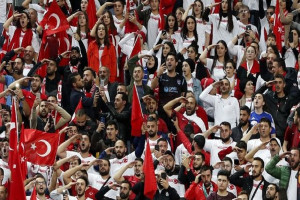 Γαλλία - Τουρκία: Στρατιωτικός χαιρετισμός των Τούρκων οπαδών στον εθνικό τους ύμνο (video)