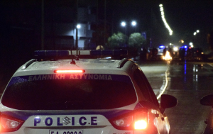 Ασπρόπυργος: Πυροβολισμοί κατά αστυνομικών, σφαίρα «καρφώθηκε» σε αλεξίσφαιρο