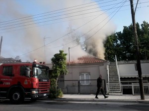 Λάρισα: Μεγάλη φωτιά σε μονοκατοικία (pics)