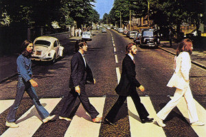 Πενήντα χρόνια από τη φωτογραφία του «Abbey Road» των Beatles - Τα σενάρια συνωμοσίας που κρύβονται από πίσω (vid)