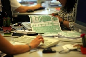 Φορολογικές δηλώσεις 2017: Τριακόσιες χιλιάδες λιγότερες έχουν «πέσει» στο TAXISnet