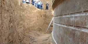 Δύο τοίχοι χωρίζουν τους αρχαιολόγους από το εσωτερικό του Τάφου στην Αμφίπολη