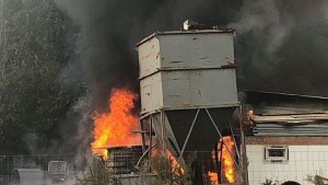 Πυρκαγιά σε ξυλουργείο στη Κρήτη - Καίγονται εύφλεκτα υλικά