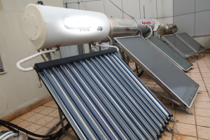 Nέα επιδότηση για φωτοβολταϊκά σε στέγες και ηλιακούς θερμοσίφωνες