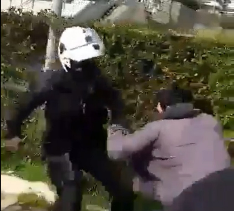 Επεισόδια στη Νέα Σμύρνη: Βίντεο ντοκουμέντο με την απρόκλητη επίθεση αστυνομικών σε πολίτη