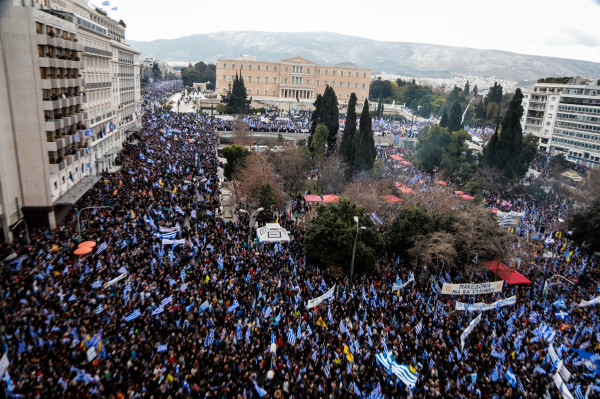 Βούλιαξε το Σύνταγμα - ΕΛΑΣ: 60.000 διαδηλωτές στο συλλαλητήριο