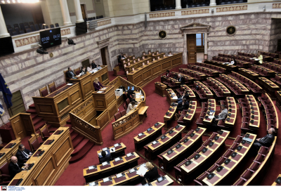 Βουλή: Οι αντιδράσεις των κομμάτων στην τροπολογία για τις άδειες διαμονής σε αλλοδαπούς εργαζόμενους