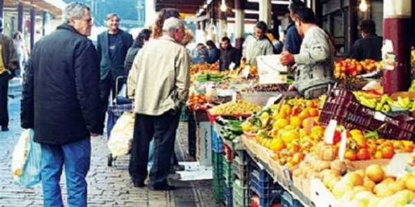 Διανομή τροφίμων από τους παραγωγούς στη λαϊκή αγορά του Περισσού