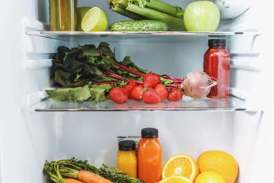 Πόσες μέρες είναι ασφαλές να διατηρούμε το φαγητό στο ψυγείο: Αναλυτικά οι χρόνοι ανά τρόφιμο (πίνακες)