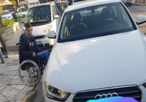 Ανήλικος σε αναπηρικό αμαξίδιο περίμενε επί 45 λεπτά σε μπλοκαρισμένη διάβαση (pics)