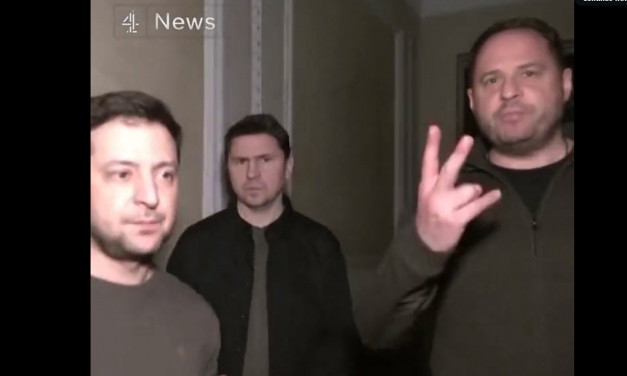 Η στιγμή που ο Ζελένσκι μαθαίνει για τον βομβαρδισμό του μνημείου του Ολοκαυτώματος από τους Ρώσους (βίντεο)