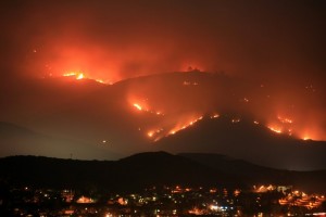 Οι πυροσβεστικές δυνάμεις δίνουν μάχη με τις φλόγες σε 10 μέτωπα στην Καλιφόρνια