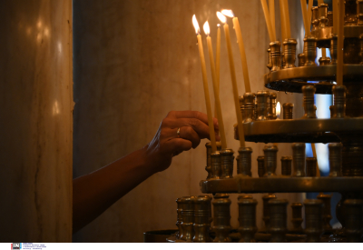 Άναψε... 58 κεριά και κόντεψε να λαμπαδιάσει ολόκληρο παρεκκλήσι