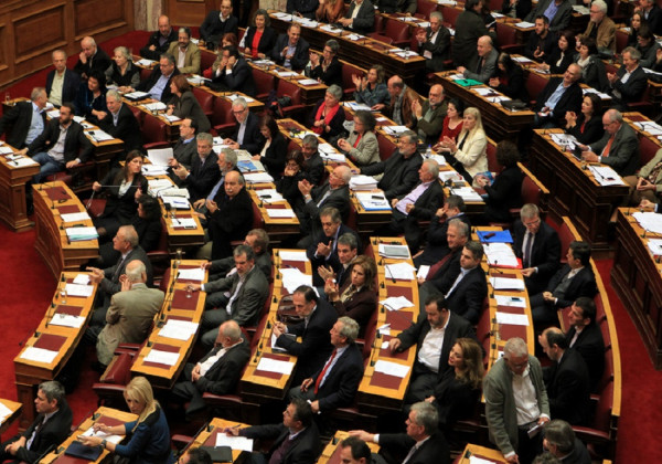 Βουλή: Σήμερα ψηφίζεται ο νόμος που αφαιρεί θρήσκευμα και ιθαγένεια από τα απολυτήρια