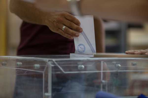 Bild: Δημοσκόπηση δείχνει ντέρμπι στις εκλογές Σεπτεμβρίου