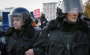 Τρόμος στην Ουκρανία - Άνδρας ζωσμένος με εκρηκτικά κρατά ομήρους